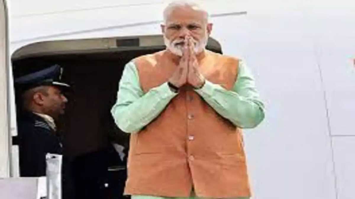 मोदी तीन दिवसीय यात्रा पर गुजरात पहुंचे मोदी तीन दिवसीय यात्रा पर गुजरात पहुंचे